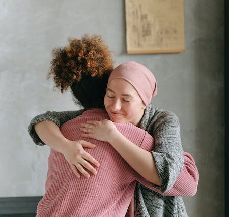 Deux amies se prennant dans les bras et se disant qu'elles sont là l'une pour l'autre