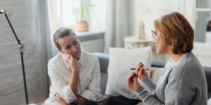 Femme souffrant de dépression en RDV chez une psychothérapeute TCC