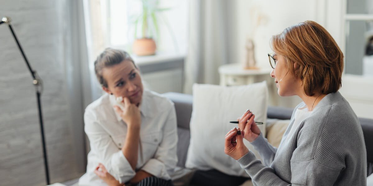 Femme souffrant de dépression en RDV chez une psychothérapeute TCC