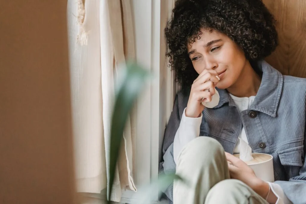 Femme en pleurs se demandant comment sortir de la dépression