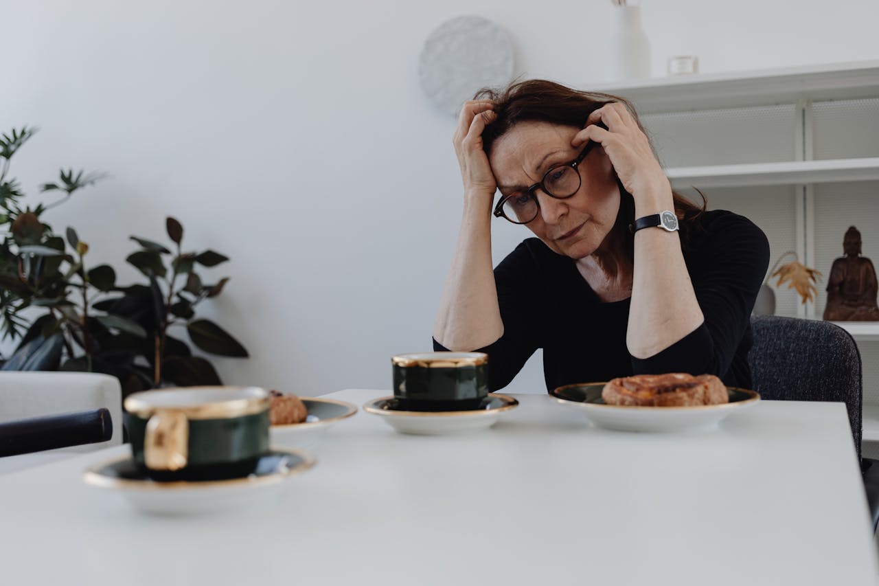 femme âgée traversant les phases du deuil