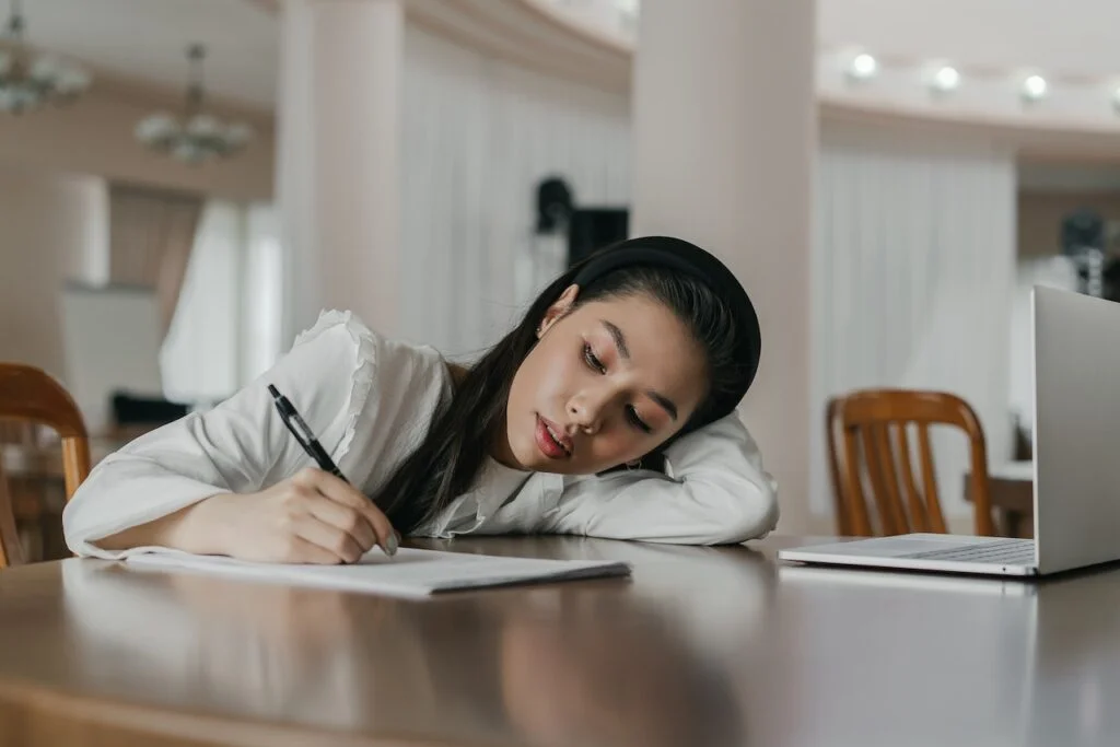 Femme réalisant un exercice de tcc : l'identification des pensées automatiques