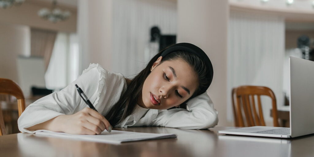 Femme réalisant un exercice de tcc : l'identification des pensées automatiques