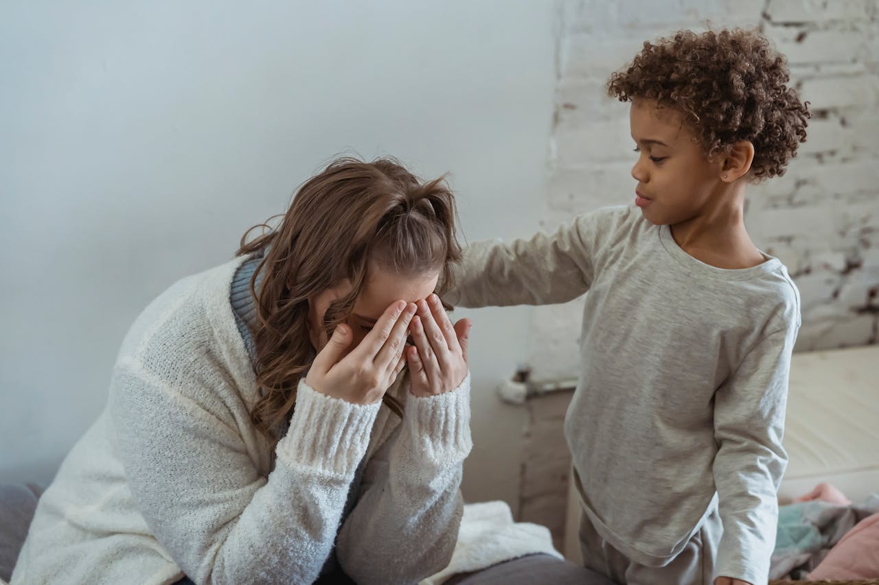 femme souffrant de déppression soutenue par un enfant