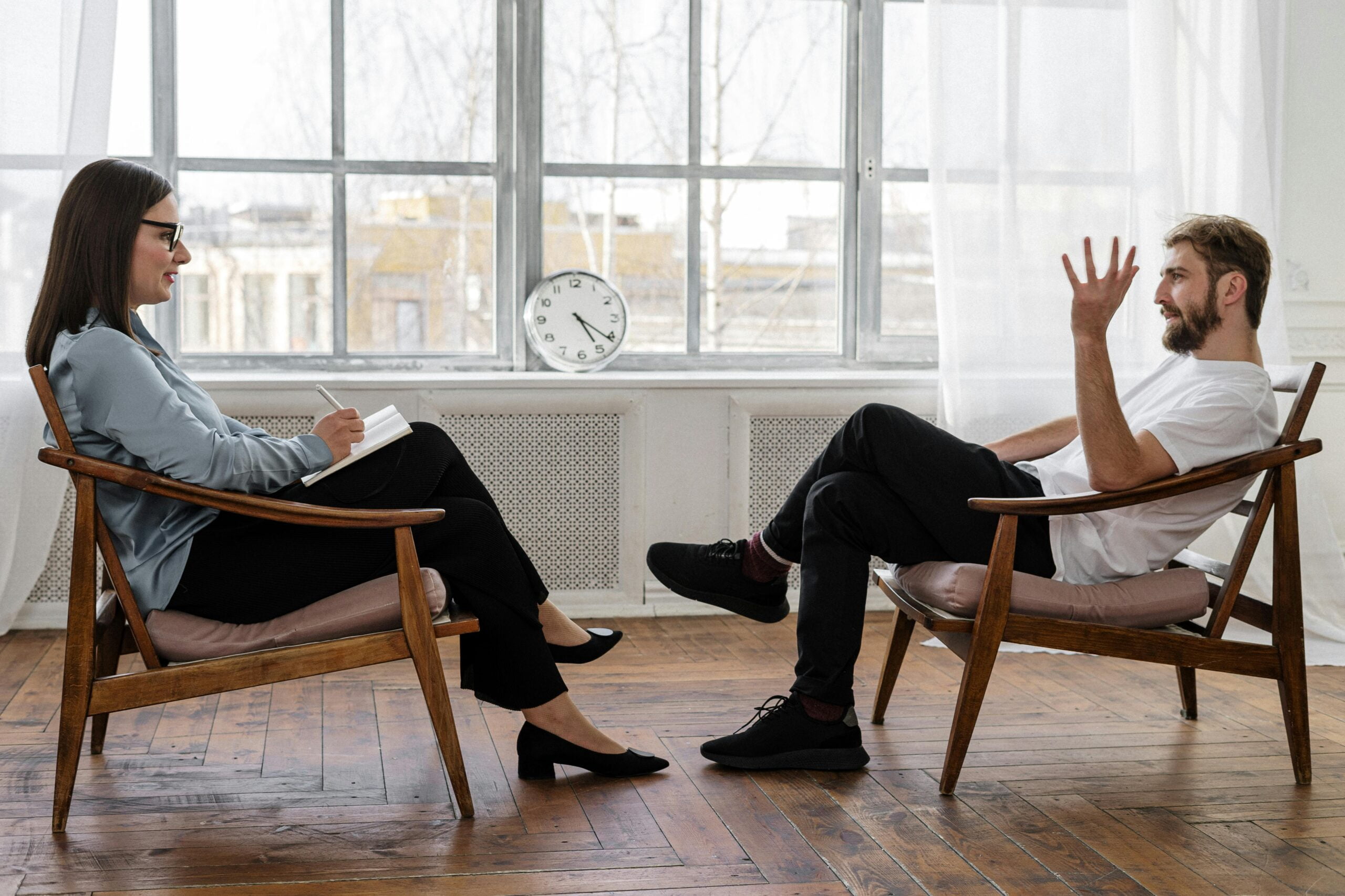PHotographie d'un homme et une femme pendant une consultation de psychothérapie