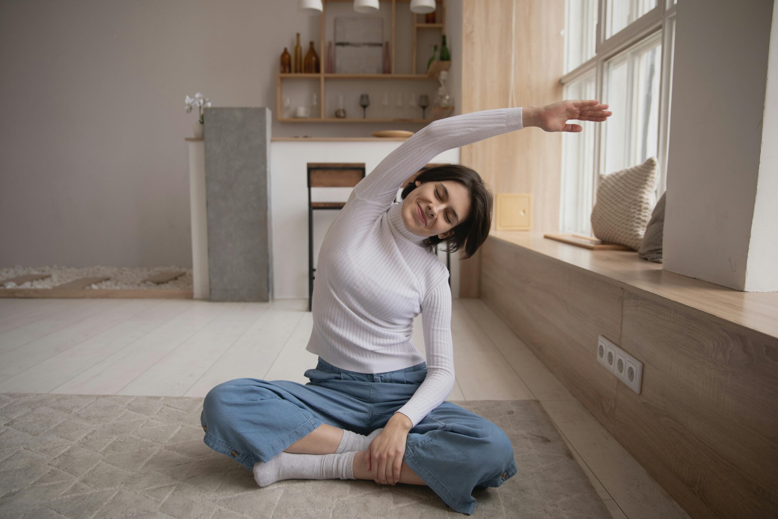 PHotographie femme en pyjama qui fait yoga du soir