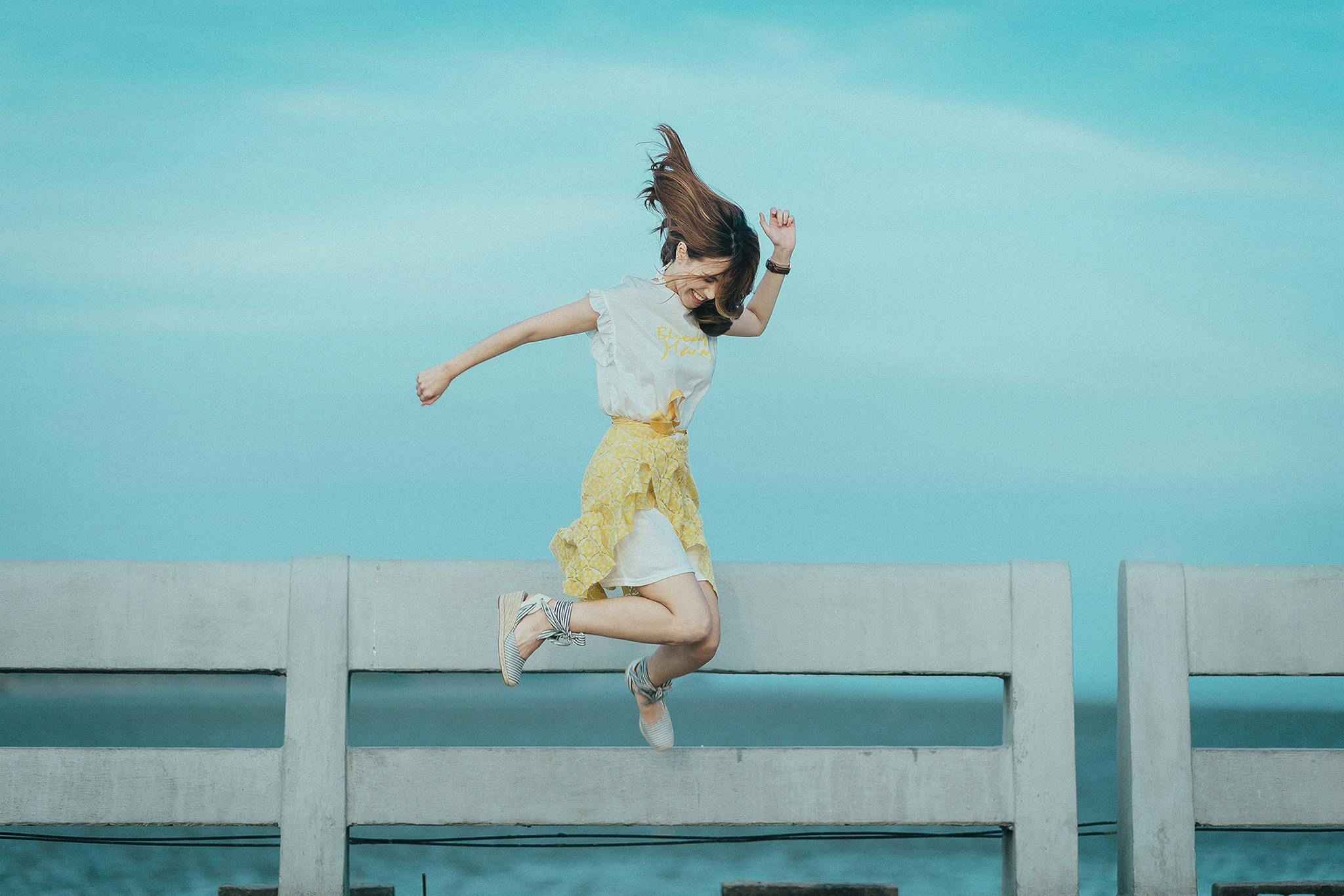 Photographie d'une femme qui saute de joie