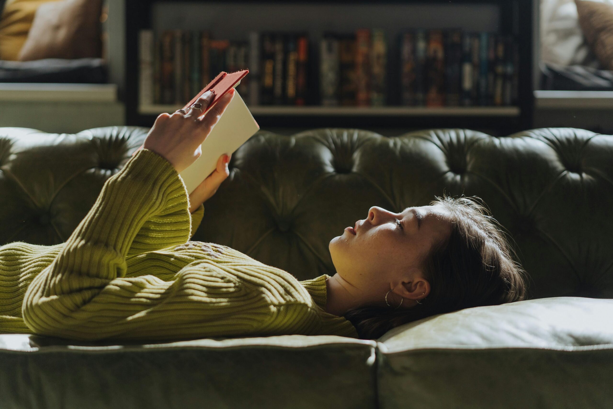 Photographie d'une femme qui lit un livre