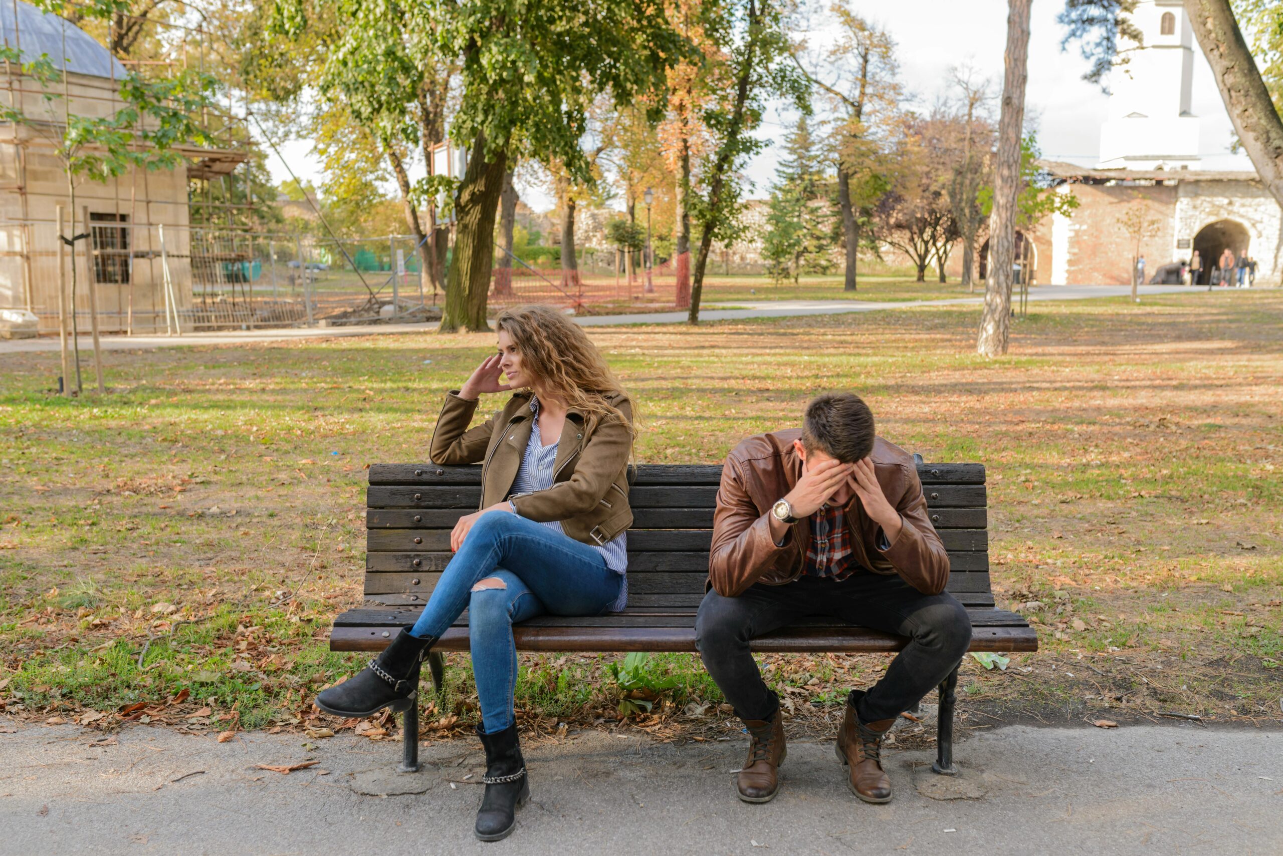 PHotographie d'un couple faisant face à la dépression