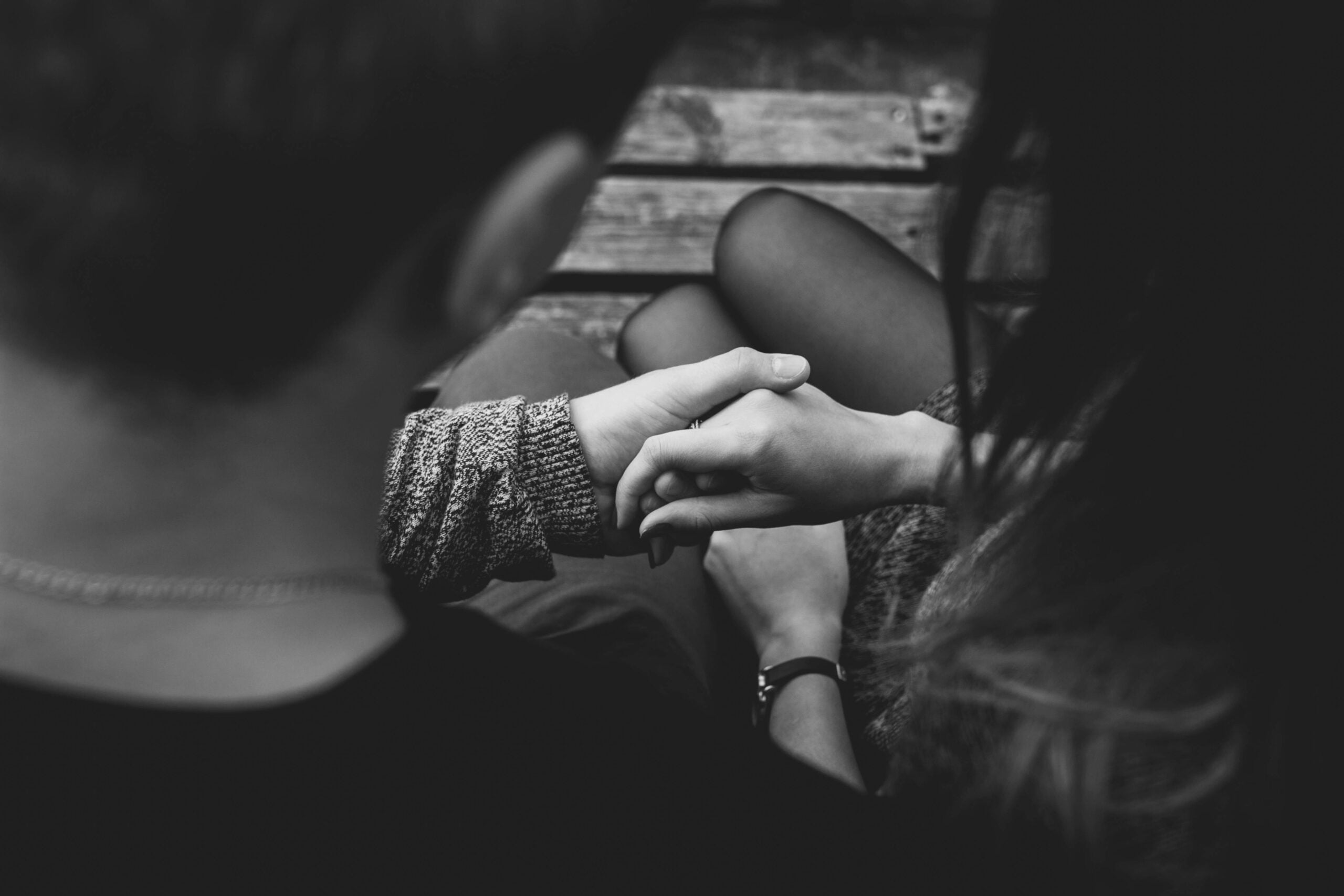 Photographie d'un couple se tenant la main