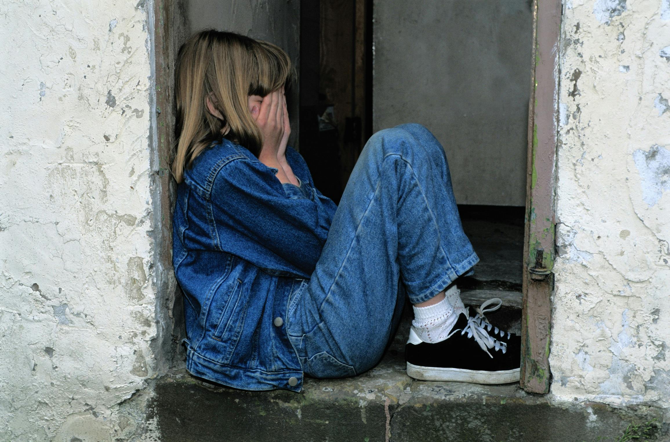 Photographie d'un enfant triste souffrant de dépression